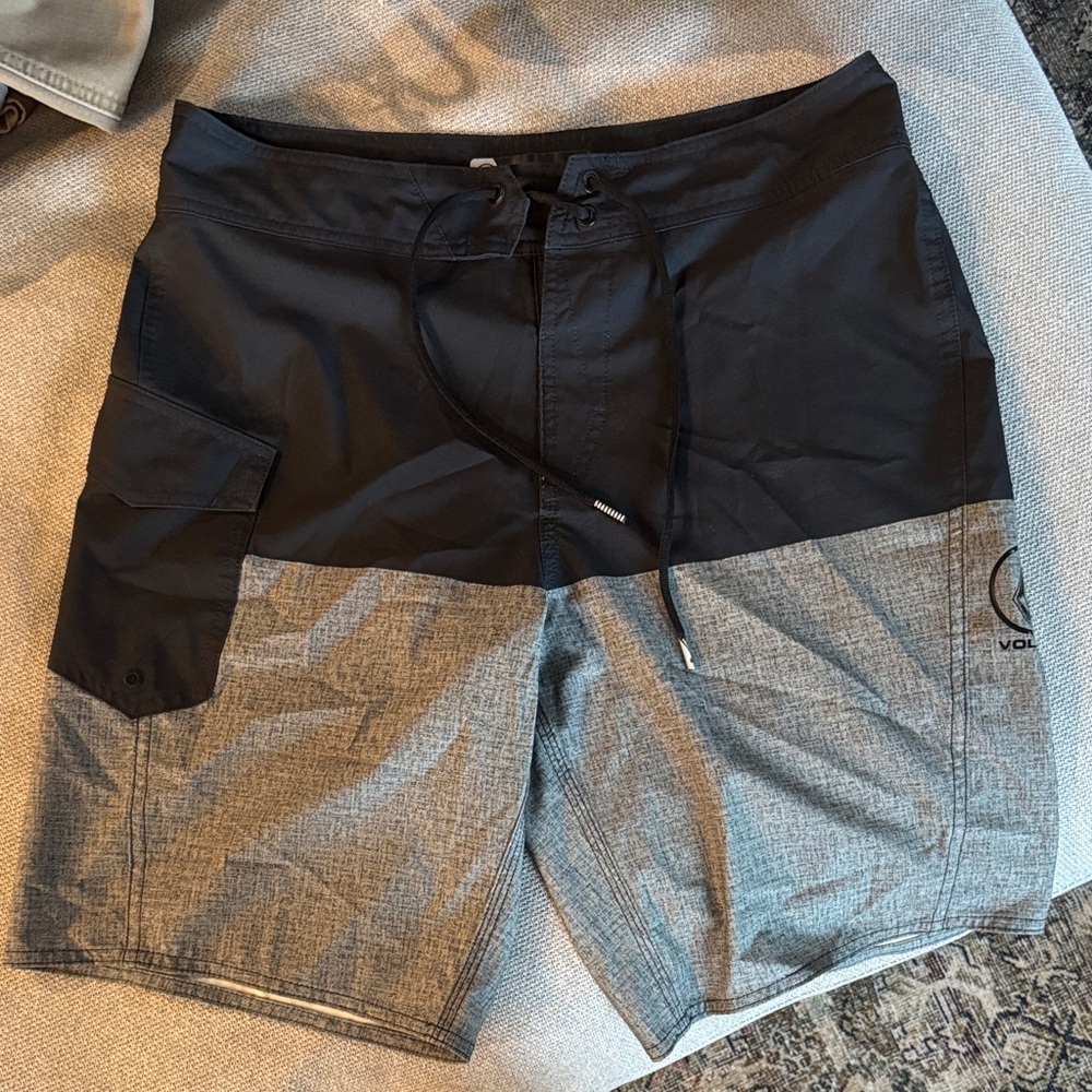 Volcom Men's Black and Gray Board Shorts size 31